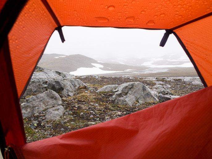 Näkymä teltasta olosuhteiden paranemista odotellessa. Storelvvatnan, Norja