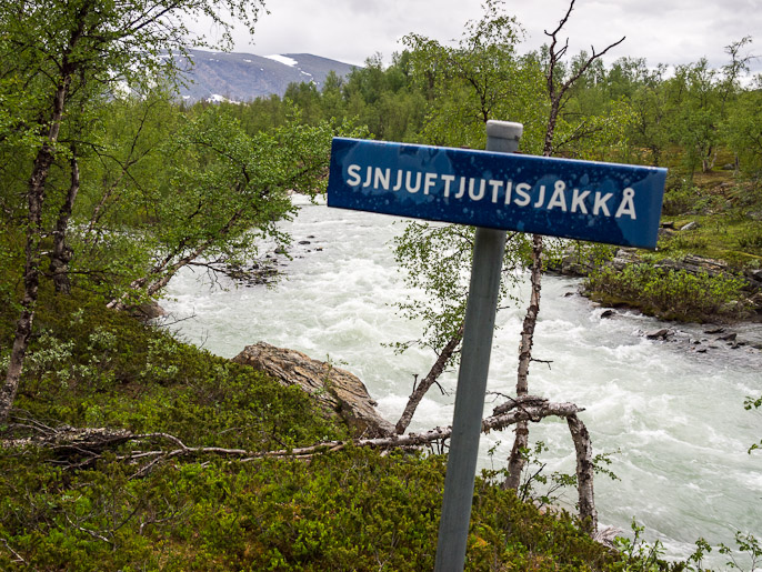 Juuri se joki, jostain syystä tämä on ainoa kyltitetty joki. Sjnjuftjutisjåkkå, Ruotsi