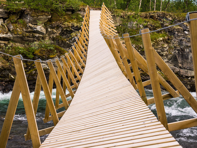 Lisää jännitystä vaellukseen saa tällaisella sillalla. Upmasjåkkå, Ruotsi