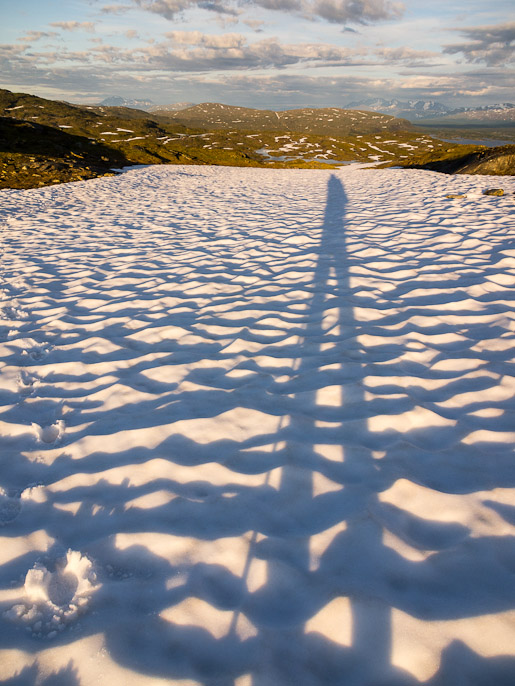 Takaisin ylhäällä lumikentillä ja pitkä varjo tulosuuntaan. Svartitjåkkå, Ruotsi