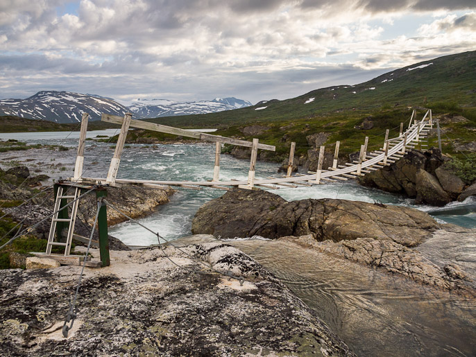 Norjalaista siltamallia, parempi kuitenkin kuin ei siltaa ollenkaan ja mennessä voi hyräillä Indiana Jones -tunnaria. Cunovuopmi, Norja