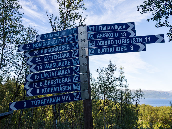 Ruotsalaista vaellusreitin kyltitystä, Abisko Ö:stä olin tullut tänne. Tornehamn, Ruotsi