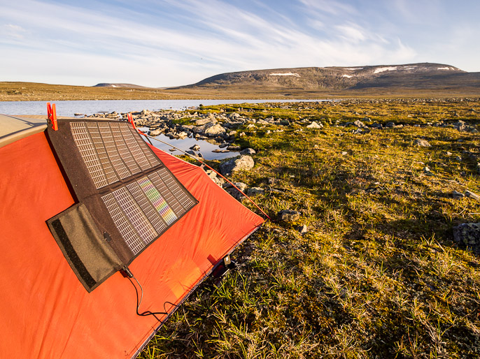 Ilman telttaa olisi vaikea saada suunnattua kennoja kohti matalalta paistavaa aurinkoa tällaisessa maastossa. Cahppesjavrrit, Suomi