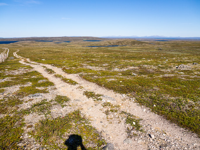 Takaisin mönkijäuralla, suunta tuonne kaukaisuudessa näkyville tuntureille Stabbursdalenin kansallispuistossa. Bavttasoaivi, Norja