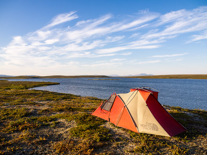 Idyllistä telttailua, todella kovassa tuulessa. Njargajavri, Norja